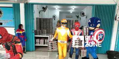 Unik! Polisi Jadi Superhero di SD Kampar bagi Makan Bergizi