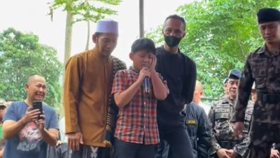 Anak Ini Tuai Pujian Usai Kumandangkan Adzan di Makam Ayah yang Jadi Korban Pesawat ATR 42-500