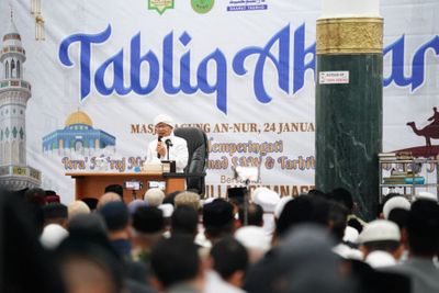 Aa Gym di Masjid Raya Annur Pekanbaru: Salat Adalah Kunci Pertolongan Allah
