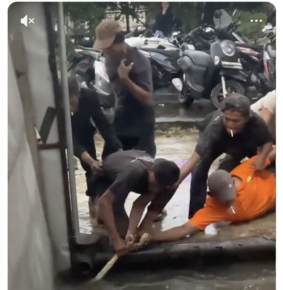 Ular Muncul di Pemukiman Saat Hujan Deras, Warga Bekasi Lakukan Evakuasi