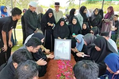 Tangis Keluarga Iringi Pemakaman Co-Pilot ATR 42-500 Farhan Gunawan di Gowa