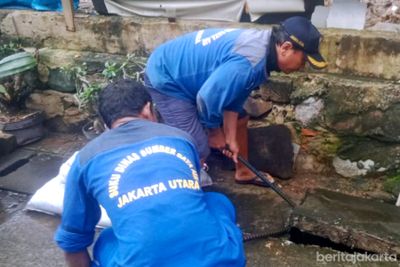 Satpel SDA Kecamatan Koja Tuntaskan Pengerukan di Tugu Selatan, 12 Meter Kubik Lumpur Berhasil Diangkut Demi Cegah Banjir