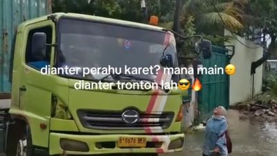 Menembus Banjir, Cara Tak Biasa Berangkat Kerja Cewek Ini Naik Truk Tronton Jadi Sorotan Warganet