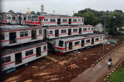 Penampakan Bangkai Gerbong KRL di Depo Depok