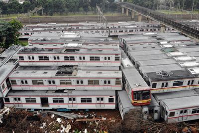 Foto udara sejumlah bangkai gerbong kereta di Dipo, Depok, Jawa Barat, Senin (26 1 2026). - Foto oleh ANTARA FOTO Yulius Satria Wijaya