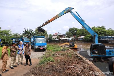 Gubernur Pramono Anung Tinjau Pengerukan Sedimen Kali Sepak, Pastikan Aliran ke Cengkareng Drain Lancar