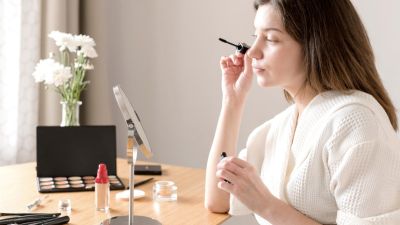 Strategi Makeup untuk Tampilan Segar Tanpa Berlebihan