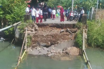 Jembatan Penghubung Desa di Pangkep Roboh usai Dilalui Truk, Warga Terpaksa Memutar 4 Kilometer