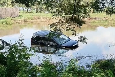Sopir Ngantuk Saat Mengemudi, Mobil Terjun ke Empang di Pangkep