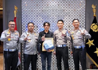 Aksi Heroik Aan si Sopir Truk di Jalan Tol Berujung Manis Dapat Penghargaan dari Korlantas Polri