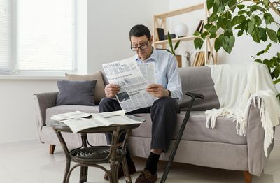 Baca Berita Bisa Memicu Kelelahan Mental? Ini Penjelasan dari Psikolog