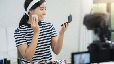 Transformasi Identitas Diri Melalui Riasan di Era Digital