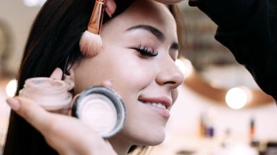 Tips Menampilkan Riasan Wajah yang Natural dan Segar