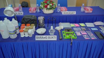 Polsek Samarinda Seberang Gerebek Pabrik Ekstasi Rumahan, Amankan Bahan Kimia hingga Alat Cetak!