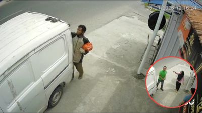Aksi Tak Terduga, ODGJ Tiba-tiba Sembunyikan Sandal Cewek di Atas Mobil