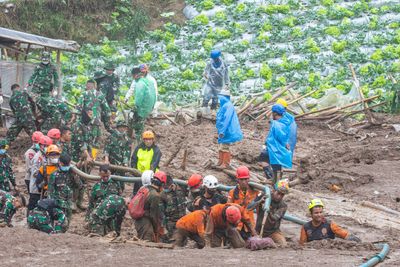 Cuaca Buruk, Tim SAR Hentikan Sementara Pencarian Korban Longsor Cisarua