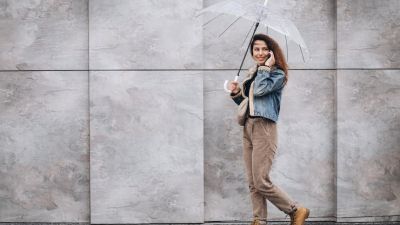 Panduan Memilih Outfit Kerja yang Nyaman Saat Musim Hujan