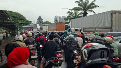 Banjir di Jalan Daan Mogot Mengganggu Arus Lalu Lintas di Jakarta Barat