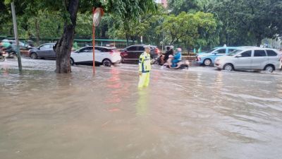 Banjir di Cempaka Putih: Dampak Hujan dan Upaya Rekayasa Lalu Lintas