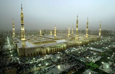 6 Tempat Makan Dekat Masjid Nabawi Madinah: Nikmati Enaknya Makanan Khas Arab!
