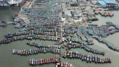Kapal Terjebak: Mengapa Muara Angke Penuh Sesak?