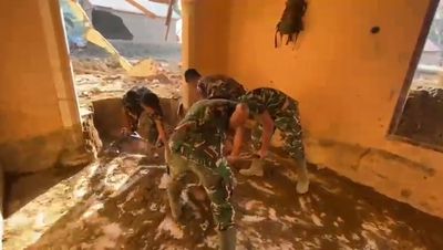 Bersihkan Rumah Warga di Sumut, Sekop dan Cangkul Jadi Andalan Prajurit TNI di Lokasi Bencana