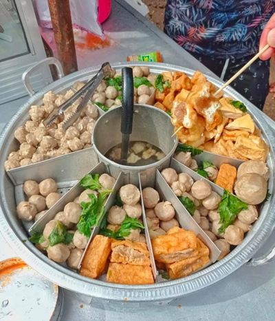 Pentol Khas Kalsel: Kuliner Ikonik dengan Sensasi Menyucuk Sendiri