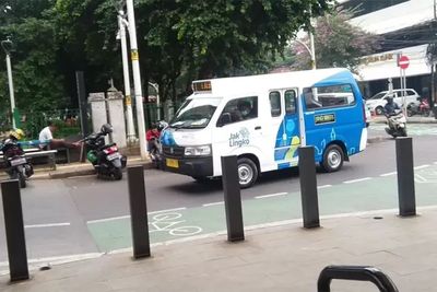 Aksi Heroik Sopir Jaklingko Tabrak Jambret Hingga Terjatuh di Jakarta Timur