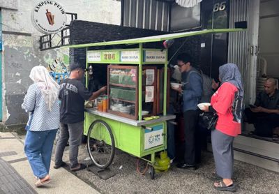 Bakso PLN 354 Tetap Ramai Meski Pindah Lokasi di Kawasan Kayutangan Malang