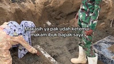 Kisah Mengharukan, Momen Ibu Paruh Baya Ucapkan Terima Kasih kepada TNI di Makam Ayahnya