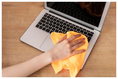 6 Cara Membersihkan Layar Laptop dengan Benar, Biar Nggak Rusak!