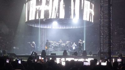 Magis Panggung 360 Derajat, Konser Dua Delapan Padi Reborn Ubah Senayan Jadi Ruang Karaoke Raksasa