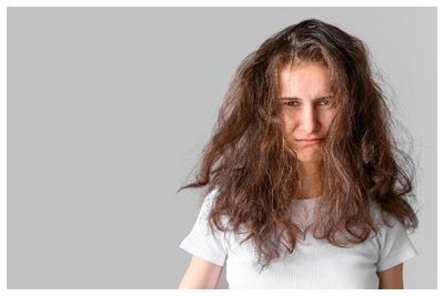 7 Cara Mengatasi Rambut Mengembang Akibat Musim Hujan, Anti Bad Hair Day!