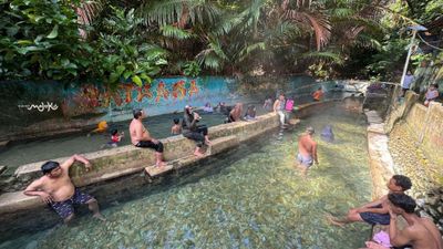 Menikmati Sensasi Air Panas Alami di Tulehu, Wisata Favorit di Maluku Tengah
