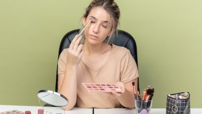 Kesalahan Makeup yang Wajib Dihindari Agar Kulit Sehat