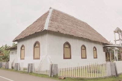Gereja Tua Hila Imanuel: Jejak Awal Kekristenan dan Simbol Toleransi di Maluku
