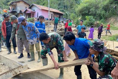 Bangun Jembatan Darurat di Aceh Tengah, TNI AD dan Warga Saling Kerja Sama