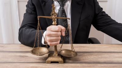 Interaksi Antara Hukum dan Politik: Implikasinya Terhadap Keadilan Sosial di Indonesia