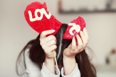 Apa Itu Love Bombing? Ini Tanda-tandanya Menurut Psikolog