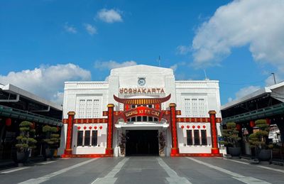 Stasiun Jogja dan Lempuyangan dihiasi Ornamen Bertajuk Tionghoa Jelang Imlek 2026