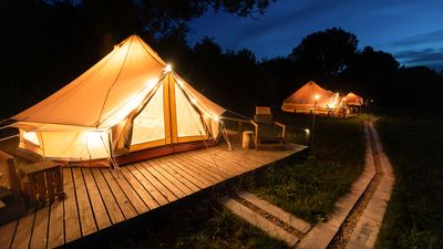 Bosan Hotel Biasa? Cobalah Sensasi Glamping dengan View 5 Gunung di Magelang