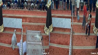 Bercanda Saat Salat, Dua Anak Perempuan Sebabkan Pembatas Saf Jatuh dan Menimpa Anak Kecil
