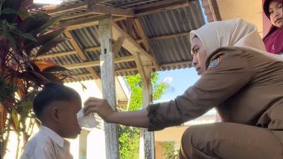 Hati Ibu Guru Ini Tersentuh Saat Muridnya Menangis karena Diejek Tak Bisa Beli Jajan