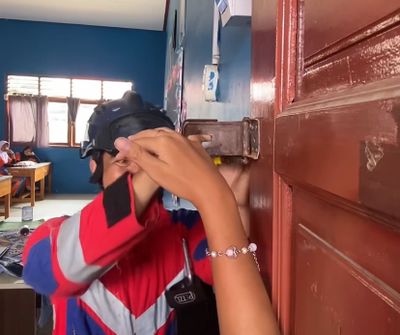 Jari Kelingking Nyangkut di Gembok Saat Asyik Curhat, Siswi di Tenggarong Histeris Didatangi Damkar