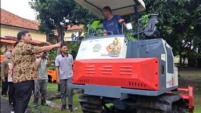 Kementerian Pertanian RI Memberikan Bantuan Traktor Kepada Kelompok Tani di Kabupaten Tegal Melalui Bupati Tegal