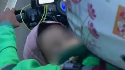 Driver Ojol Wanita Ini Tetap Gendong Anak Saat Bekerja, Potret Realita Keras di Jalanan Kota