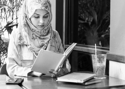 Ilmu Bukan Sekedar Pintar: Ini Alasan Kenapa Islam Mewajibkan Umatnya Terus Belajar
