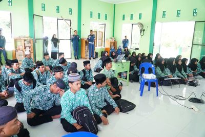 Syahbandar Go To School, UPP Kelas III Sungai Nyamuk Edukasi Keselamatan Pelayaran di MA As adiyah Sebatik