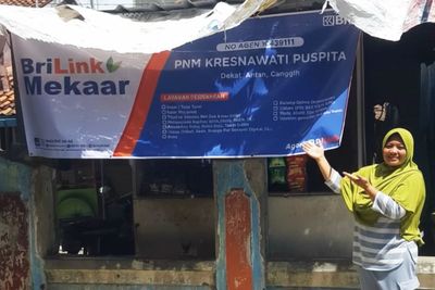 Kisah Ibu Kresnawati Naik Kelas Bareng Holding Ultra Mikro, dari Warung Rumah hingga Agen BRILink Mekaar