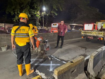 Dapat Aduan Warga, Anggota DPRD DKI Kenneth Sidak Jalan Rusak di Flyover Pesing Tengah Malam